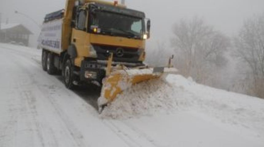 Belediye Ekipleri Yolların Kapanmasına İzin Vermiyor