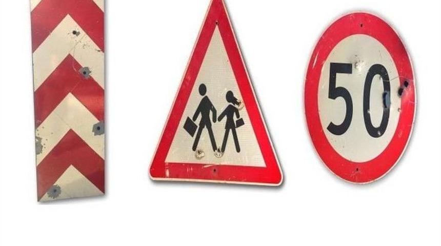 Magandalar Trafik Levhalarını Hedef Aldı