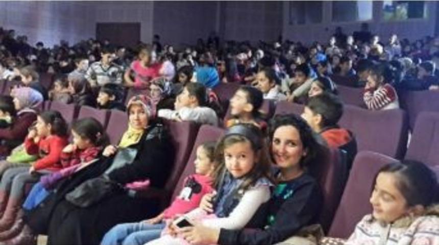 Kartepeli &Ccedil;ocuklar Tiyatroyu &Ccedil;ok Sevdi