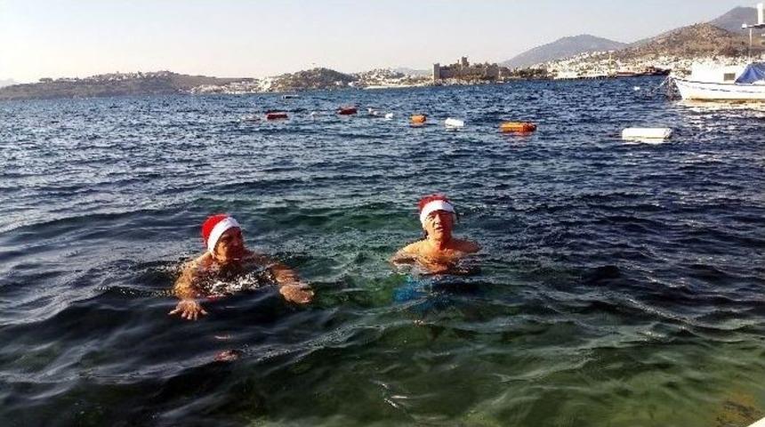 Bodrumlular Noeli Denizde Karşıladı