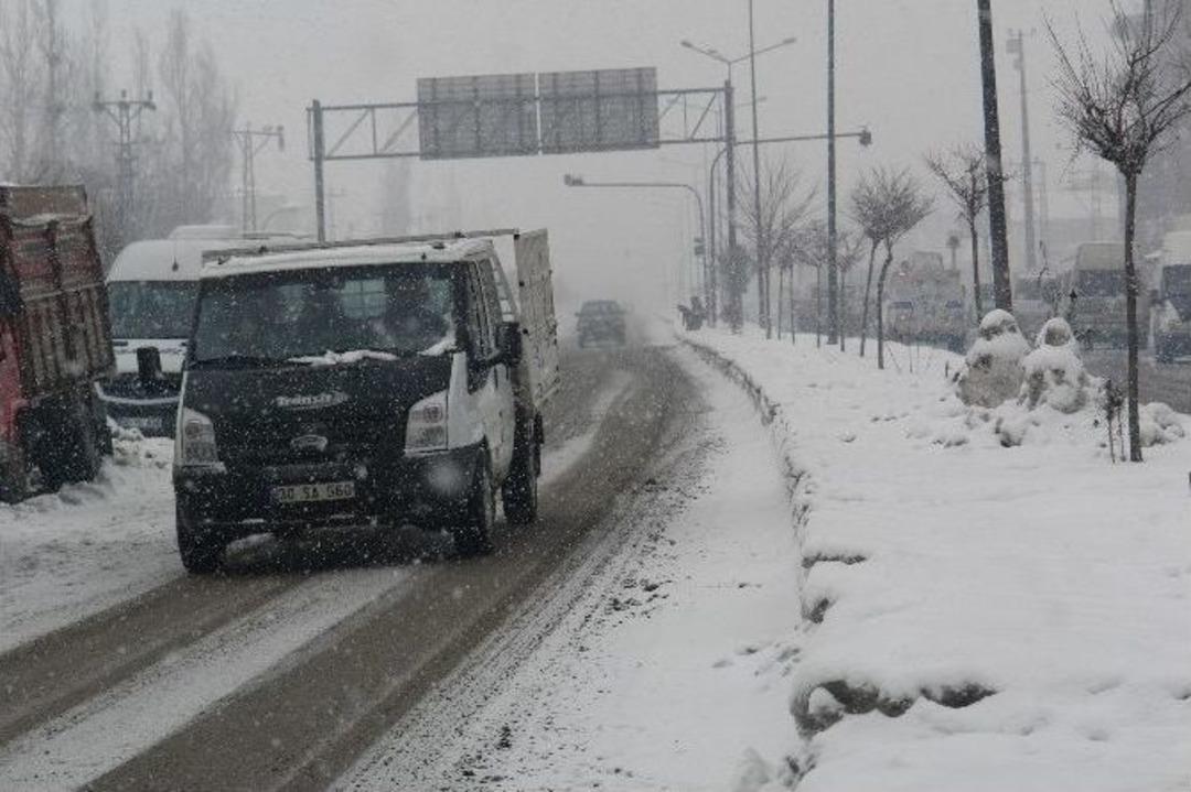 Y&uuml;ksekova&rsquo;da Kar Yağışı