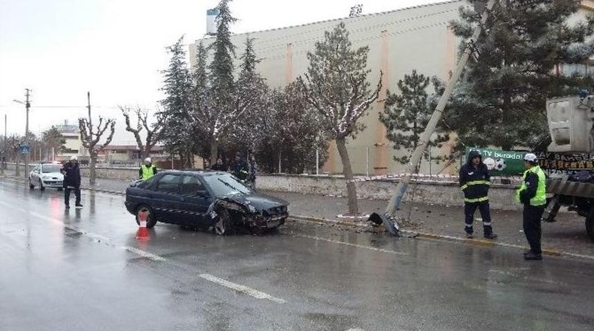 Otomobil Direğe &Ccedil;arptı: 1 Yaralı