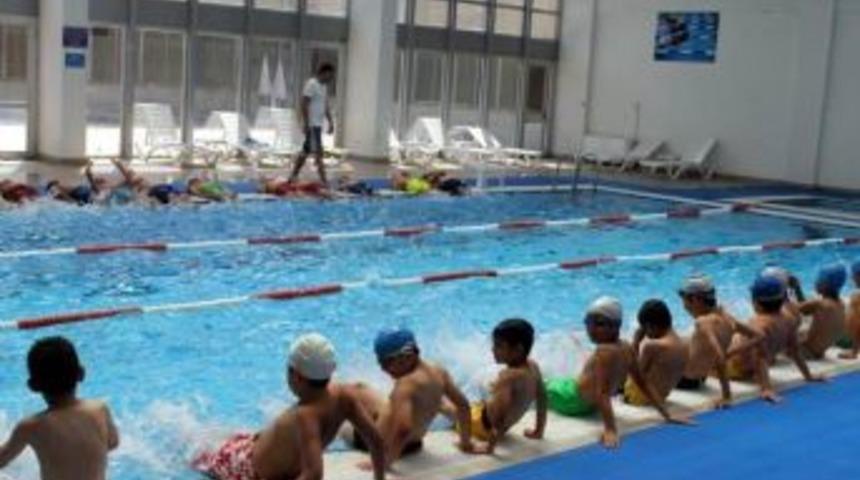 Spor Akademisi Y&uuml;zme Dersleri Talas Spor Ve Sosyal Tesisi&rsquo;nde Devam Ediyor