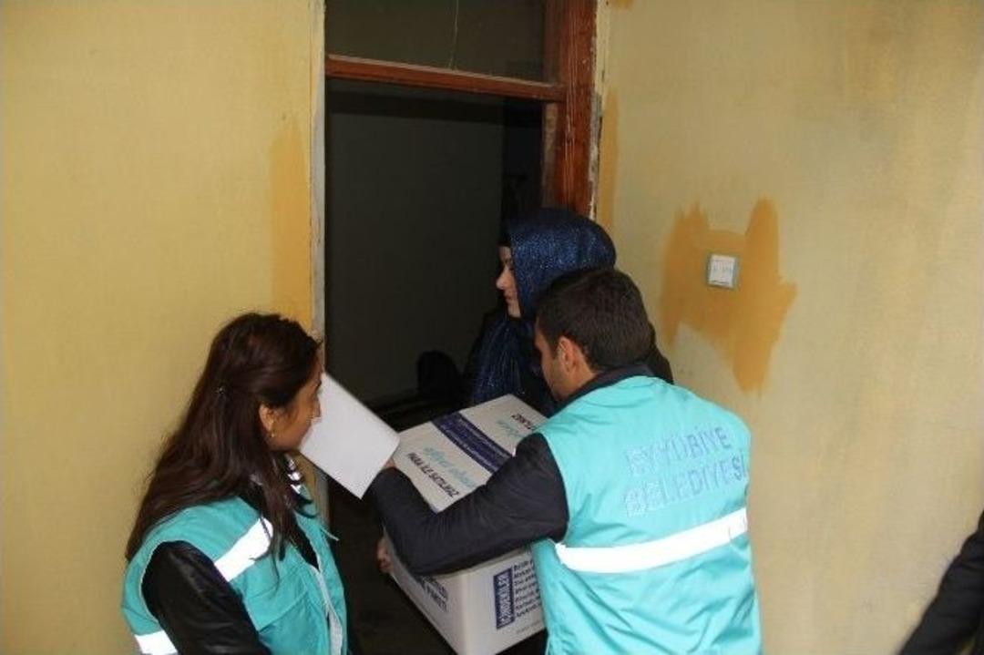 Eyy&uuml;biye Belediyesi Dar Gelirli Ailelere Ulaşmaya Devam Ediyor