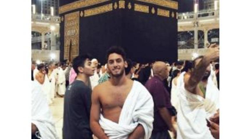 Hakan &Ccedil;alhanoğlu: "kabe&rsquo;yi G&ouml;r&uuml;nce G&ouml;zyaşlarımı Tutamadım"