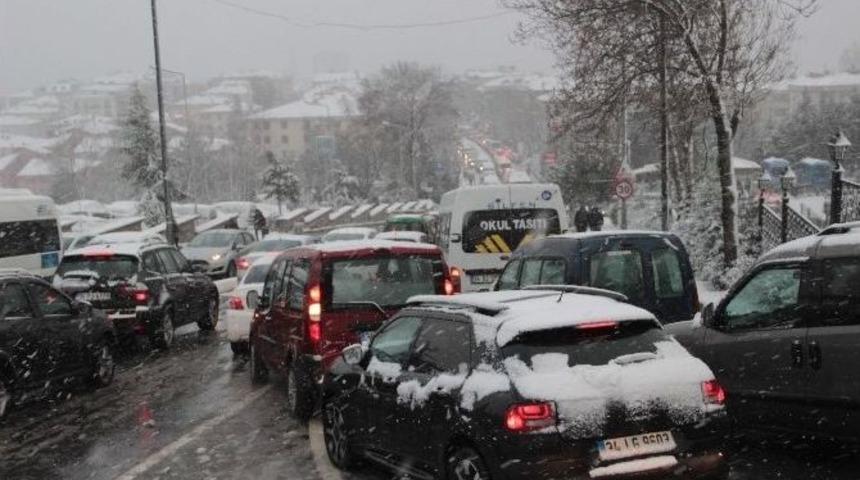 Kar Yağışı İstanbul&rsquo;da Trafiği Durma Noktasına Getirdi