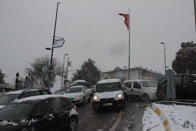 Kar Yağışı İstanbul’da Trafiği Durma Noktasına Getirdi