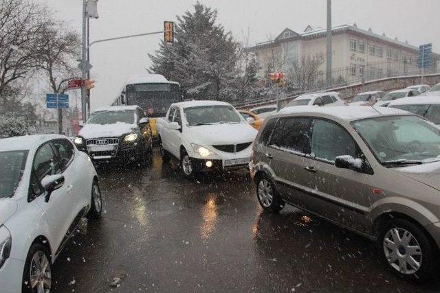 Kar Yağışı İstanbul’da Trafiği Durma Noktasına Getirdi