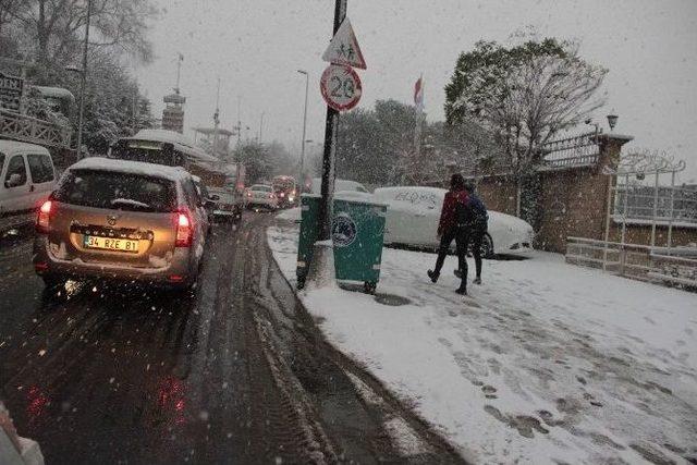 Kar Yağışı İstanbul’da Trafiği Durma Noktasına Getirdi