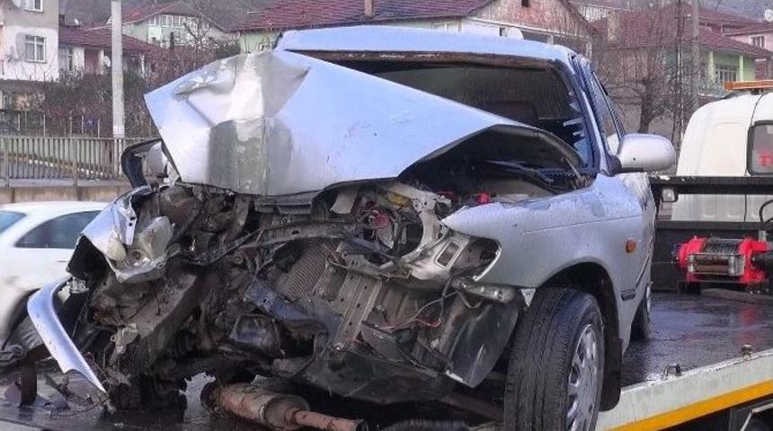 Kaygan Yol Kaza Getirdi