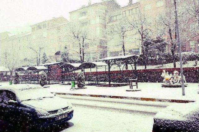 Karabük’te Kar Yağışı Sürücülere Zor Anlar Yaşattı