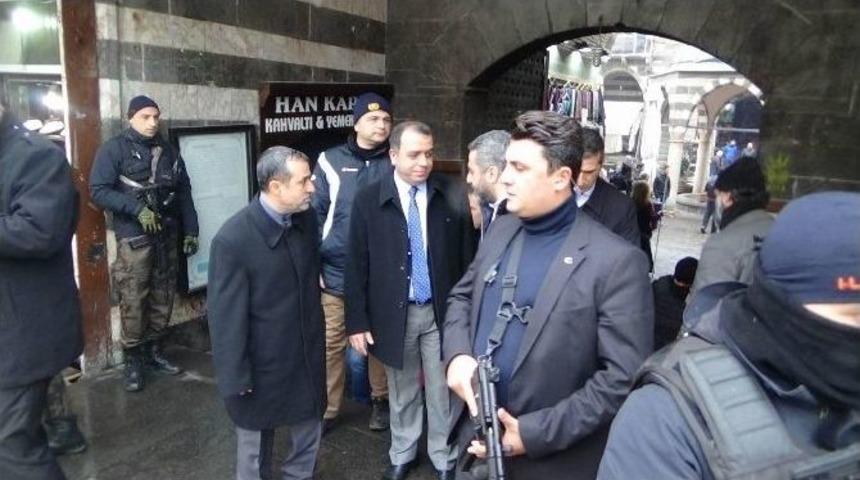 Sur&rsquo;da Yasak Kalktı Esnaf Eşyalarını Topladı