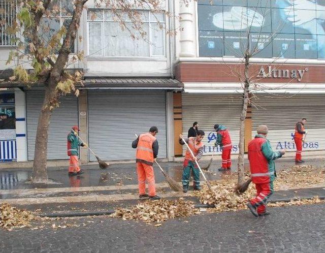 Sur’da Yasak Kalktı Esnaf Eşyalarını Topladı