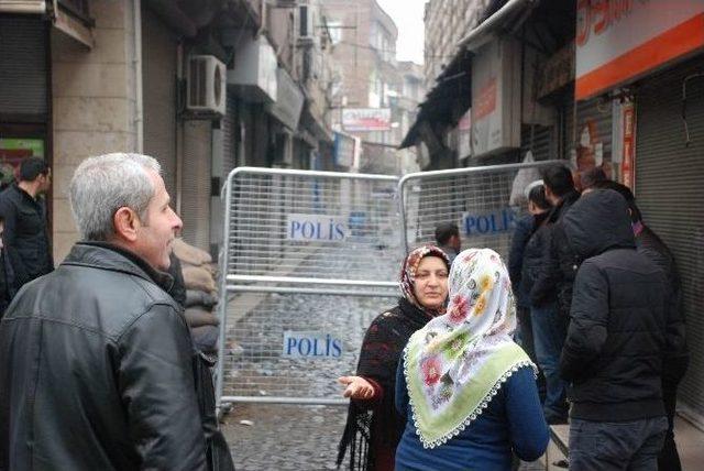 Sur’da Yasak Kalktı Esnaf Eşyalarını Topladı