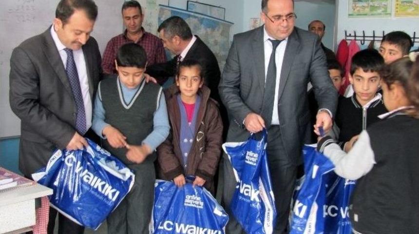 Araban Kaymakamlığı Bin 270 Fakir &Ouml;ğrenciye Giyim Yardımı Yaptı