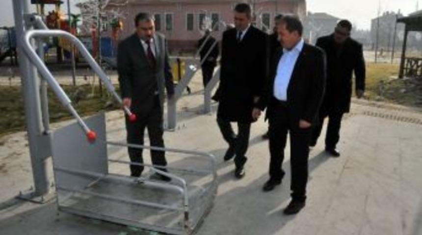 Kaymakam Sezgin Ve Başkan Akkaya Engelsiz Parkı Gezdi