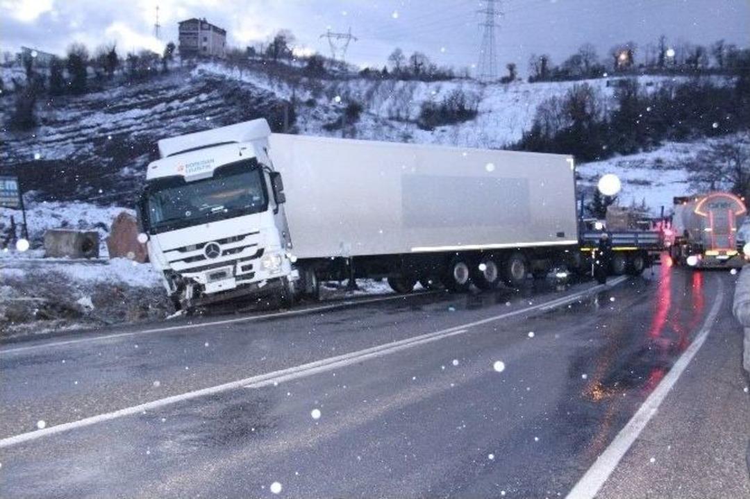 Zonguldak-istanbul Yolunda Tır Yoldan &Ccedil;ıktı: 2 Yaralı