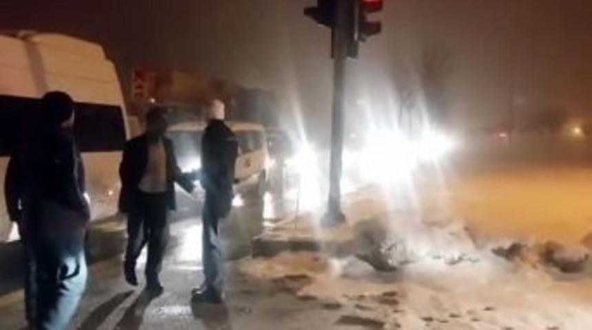 Bitlis&rsquo;te Kar Yağışı Trafikte Aksamalara Neden Oluyor