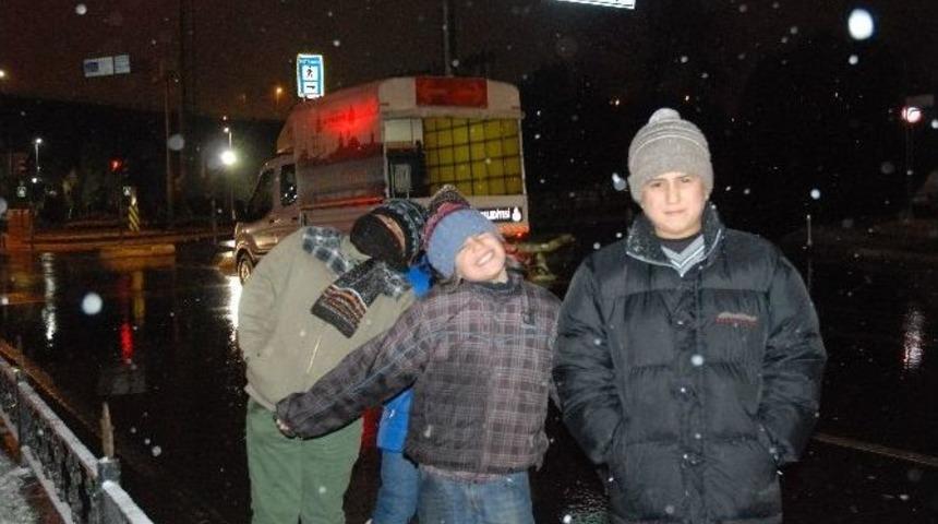 Kar Altında Dilenen Suriyeli &Ccedil;ocuklar Y&uuml;rek Burktu