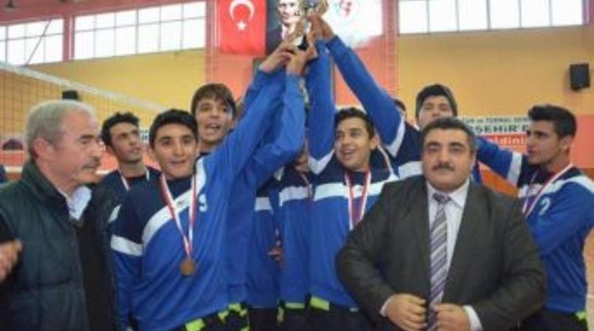 Gen&ccedil; Erkekler Voleybol M&uuml;sabakasında Boztepe Birinci