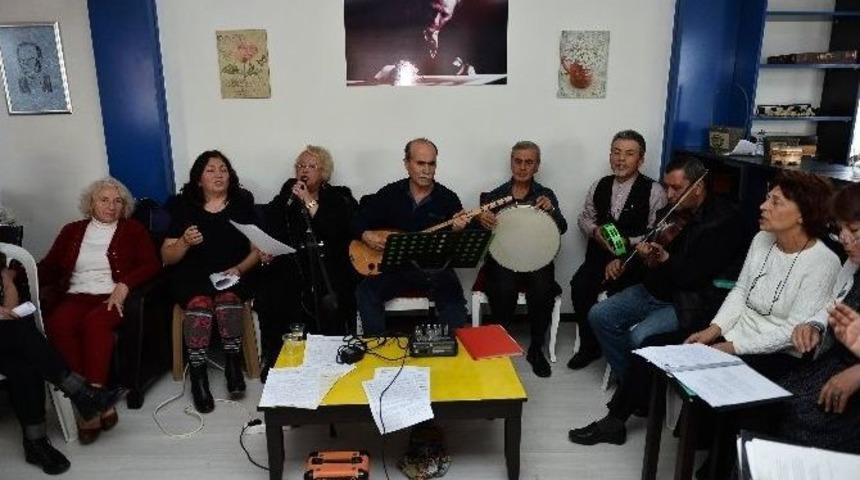 Fener Yaşlıevi&rsquo;nde Yılbaşı Kutlaması