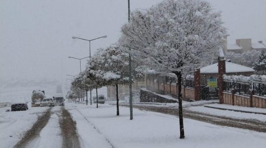 Diyarbakır&rsquo;a Mevsimin İlk Karı Yağdı