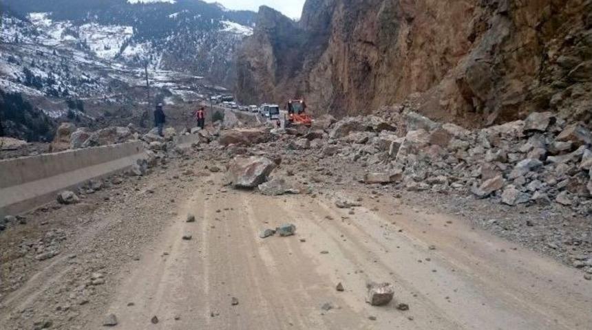 G&uuml;m&uuml;şhane-giresun Karayolundaki Heyelan