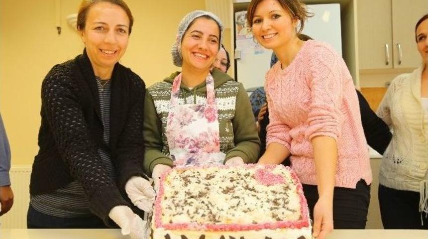 Bucalı Kursiyerlerden Tatlı Yeni Yıl S&uuml;rprizi