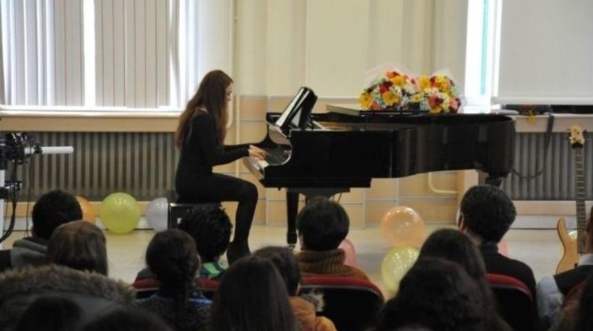 M&uuml;zik &Ouml;ğretmenliği &Ouml;ğrencilerinden Piyano Dinletisi