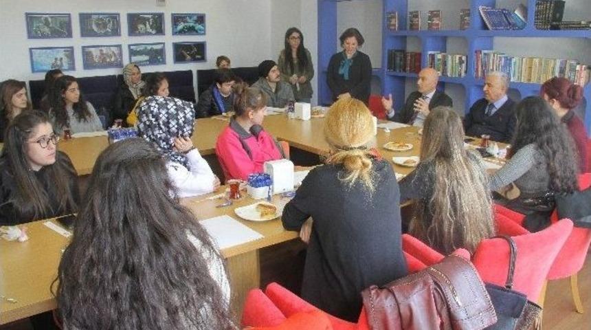 Rekt&ouml;r Yılmaz &Ouml;ğrencilerle Bir Araya Geldi