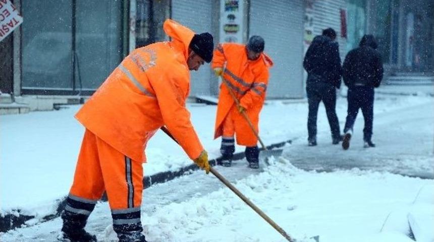 Bağcılar&rsquo;da 490 Kişi İle 24 Saat Karla M&uuml;cadele