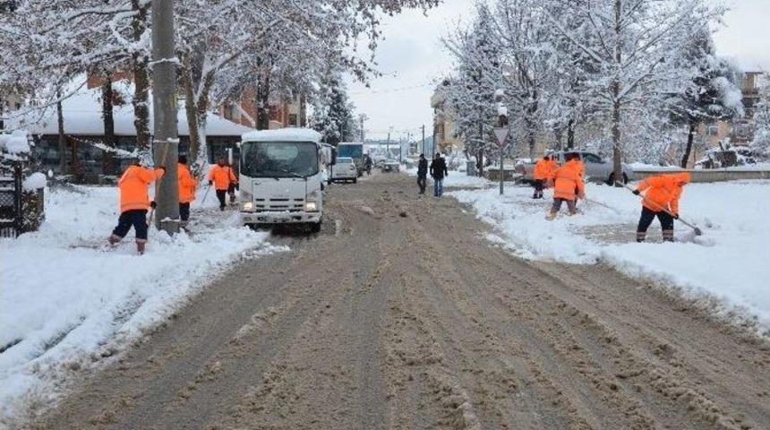 D&uuml;zce&rsquo;de Kaldırım Ve Meydanlar Kardan Temizleniyor