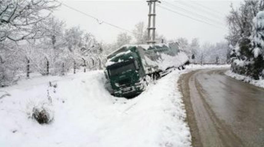 D&uuml;zce&rsquo;de Yolda Kayan Tır Sulama Kanalına U&ccedil;tu