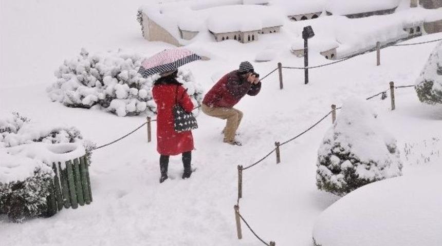 Miniat&uuml;rk&rsquo;ten Kar Manzaraları