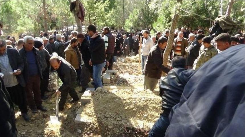 G&ouml;&ccedil;&uuml;k Altında Kalan İki Kardeş Yan Yana Toprağa Verildi