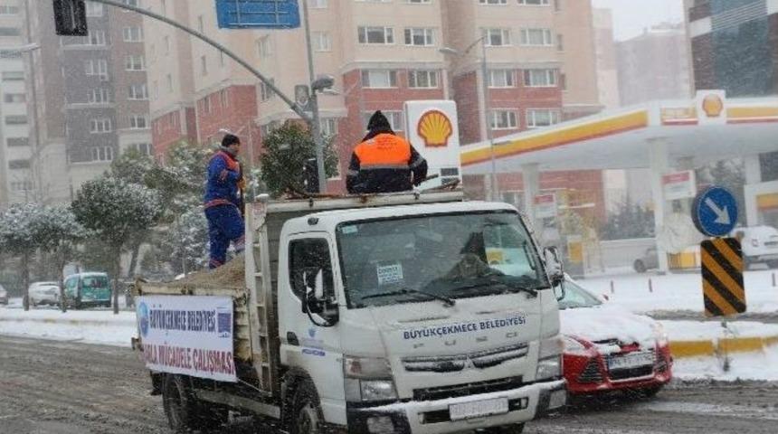 B&uuml;y&uuml;k&ccedil;ekmece&rsquo;de Kar Timleri G&ouml;rev Başında