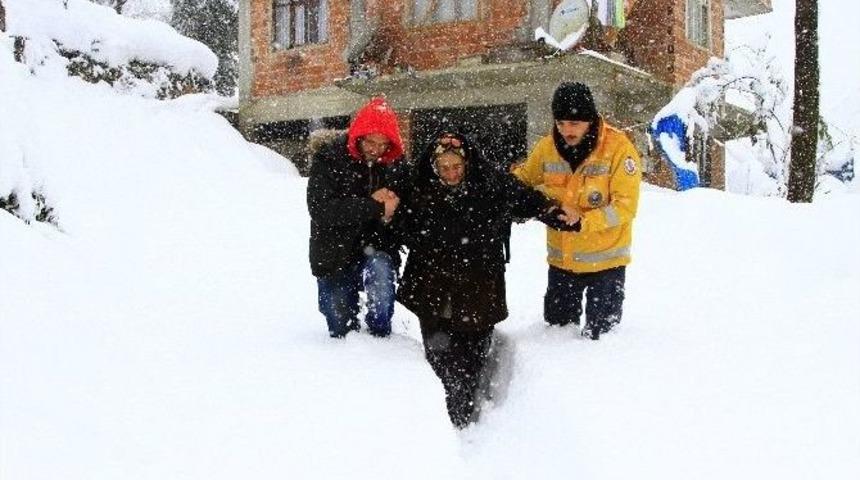 Rize&rsquo;de Mahsur Kalan Hastanın İmdadına Off-road&rsquo;cılar Yetişti