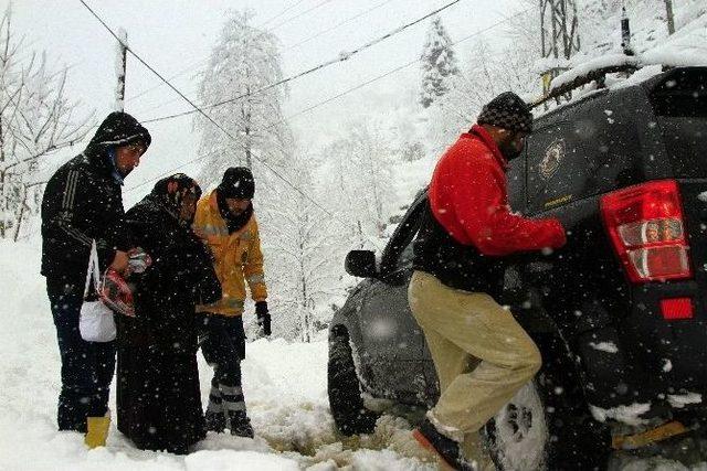 Rize’de Mahsur Kalan Hastanın İmdadına Off-road’cılar Yetişti