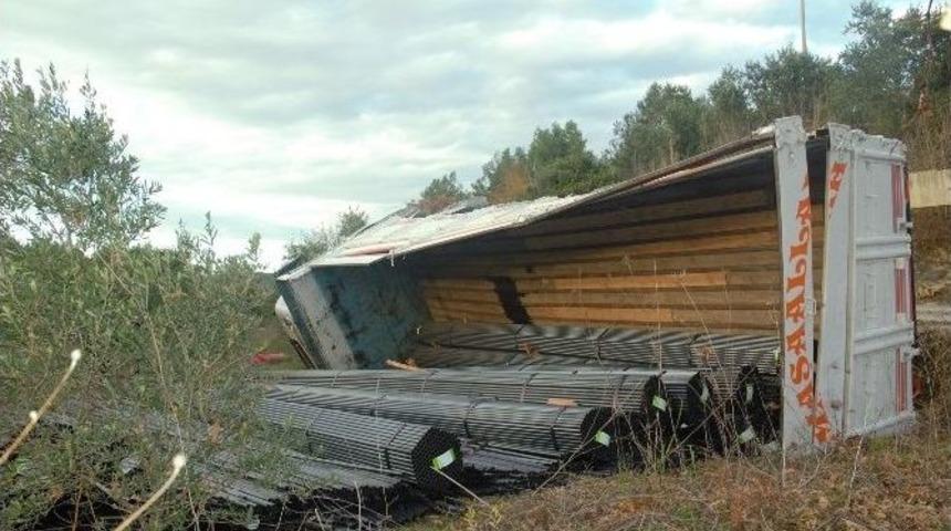 Demir Y&uuml;kl&uuml; Kamyon Devrildi: 1 Yaralı
