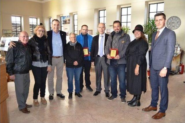 Yardımsever Fotoğraf Sanatçısına Kaymakam Ve Belediye Başkanından Plaket