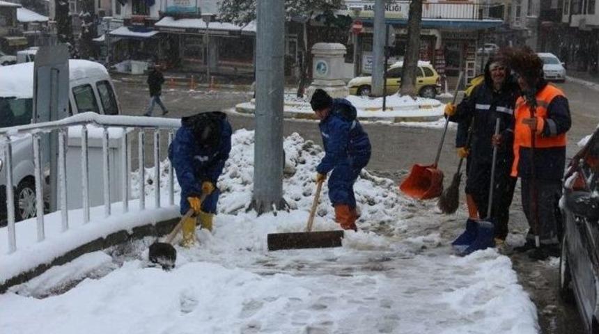 Kaldırımlarda Biriken Karlar Temizleniyor