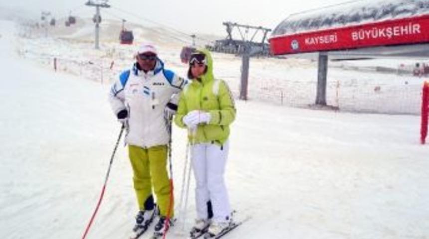 Erciyes&rsquo;e Gelen Kayak Yapmanın Keyfini &Ccedil;ıkartıyor