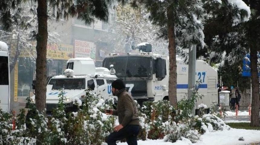 Diyarbakır&rsquo;da Polise Eyp&rsquo;li Saldırı: 4 Polis Yaralı