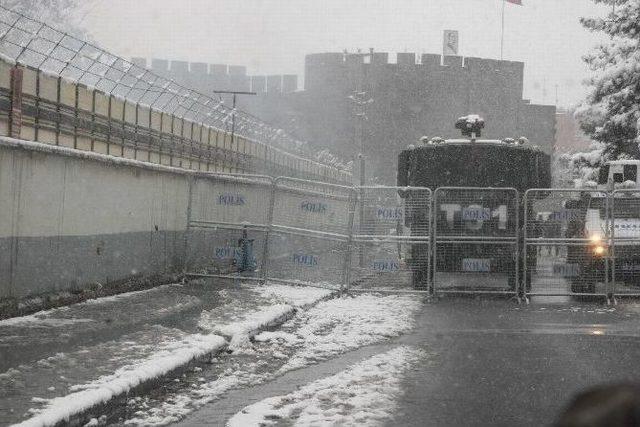 Diyarbakır’da Polise Eyp’li Saldırı: 4 Polis Yaralı