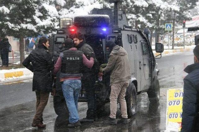 Diyarbakır’da Polise Eyp’li Saldırı: 4 Polis Yaralı