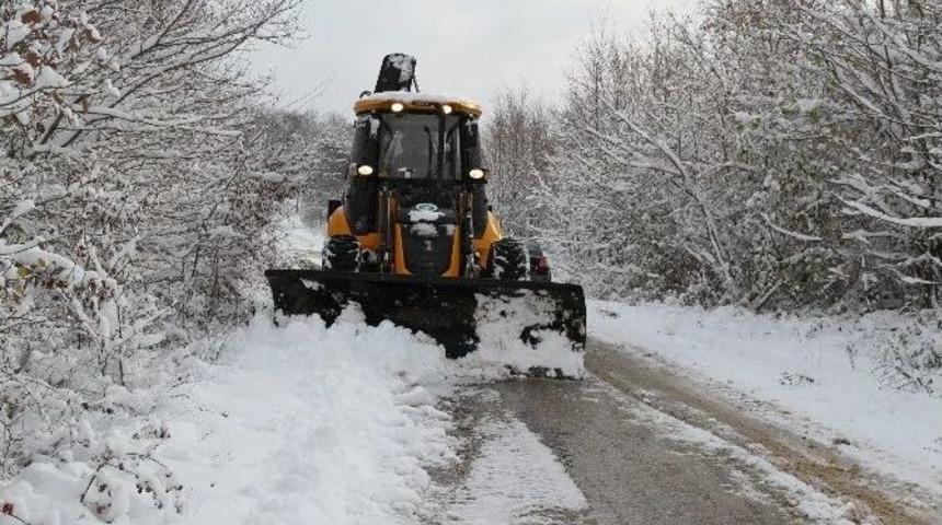 Akyazı Belediyesi Karla M&uuml;cadeleye Başladı