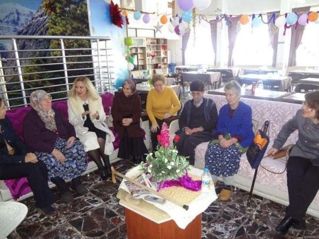 Protokol Eşlerinden Anlamlı Ziyaret