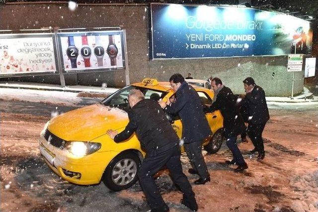 Başkan Murat Hazinedar Yolda Kalan Araçları İtti