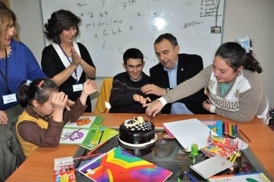 Başkan Gen&ccedil;er Engellileri Yeni Yıl Kutlamasında Yalnız Bırakmadı