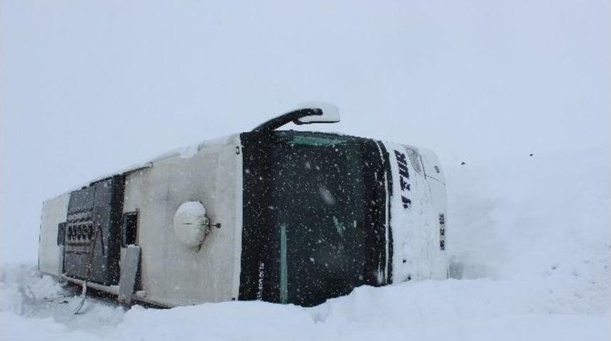 Yolcu Otob&uuml;s&uuml; Şarampole Devrildi: 6 Yaralı